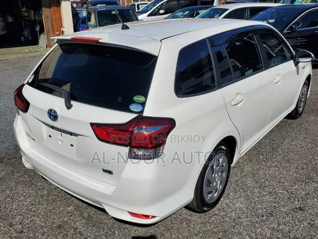 Toyota Corolla Fielder 1.5 Hybrid FWD 2021 White