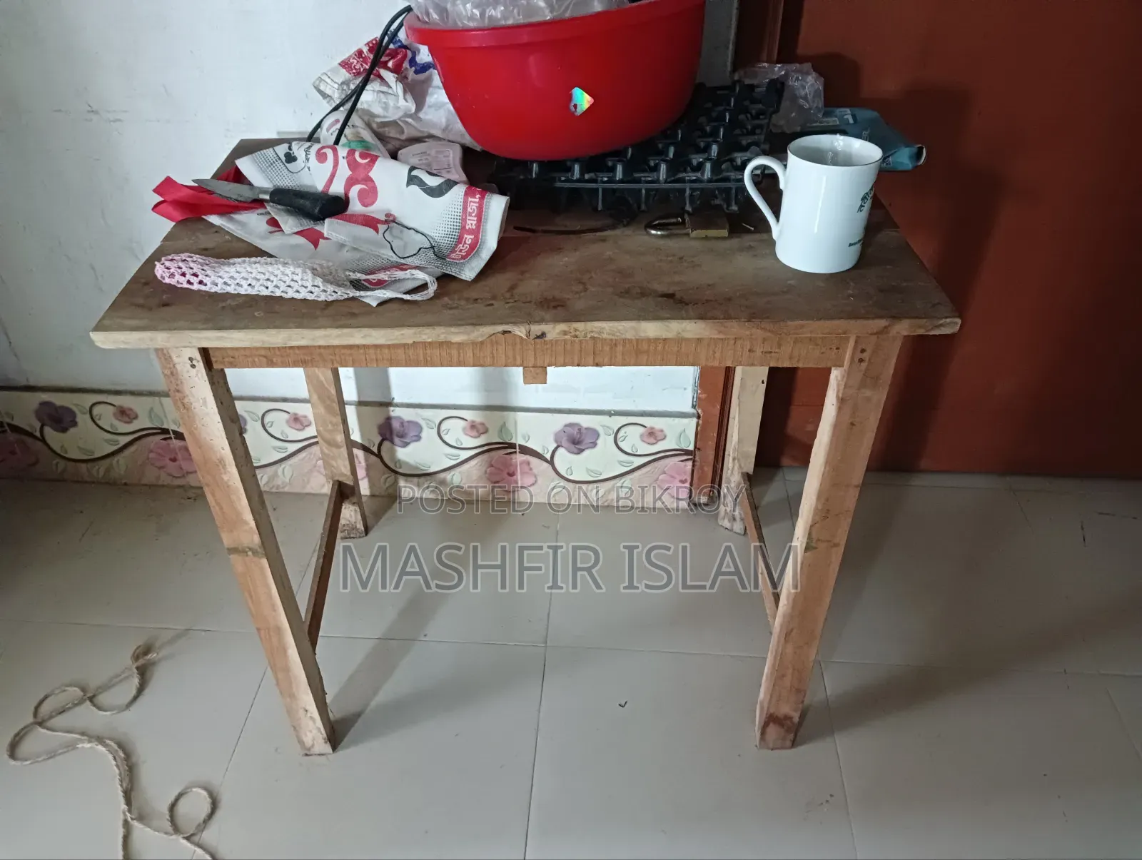 কাঠের টেবিল