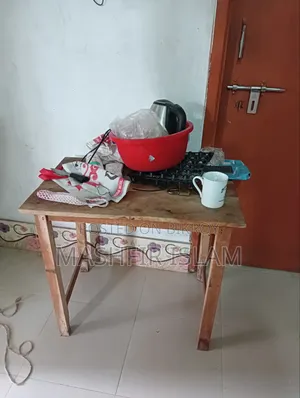 কাঠের টেবিল