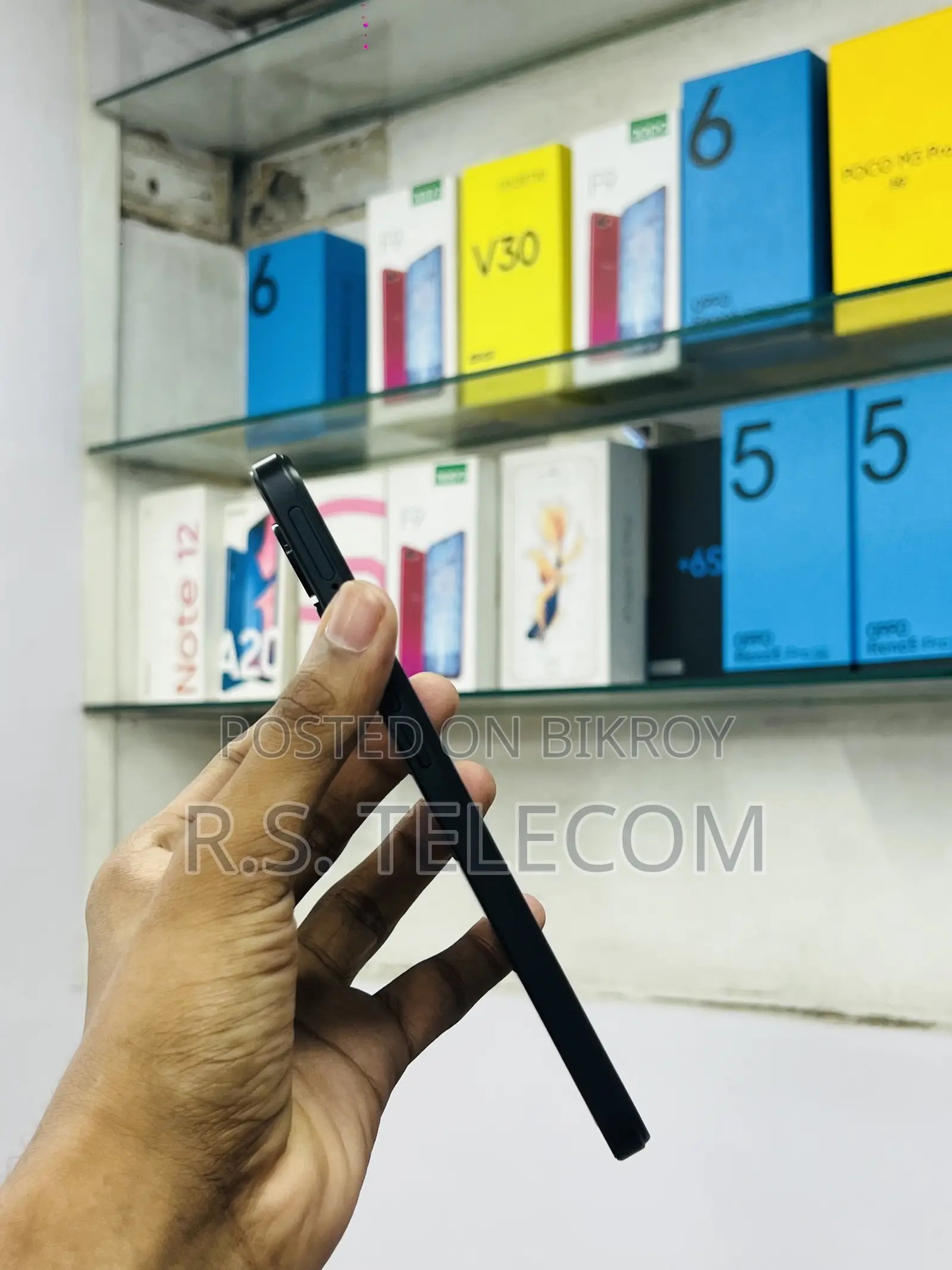 New Realme V30 128 GB Black