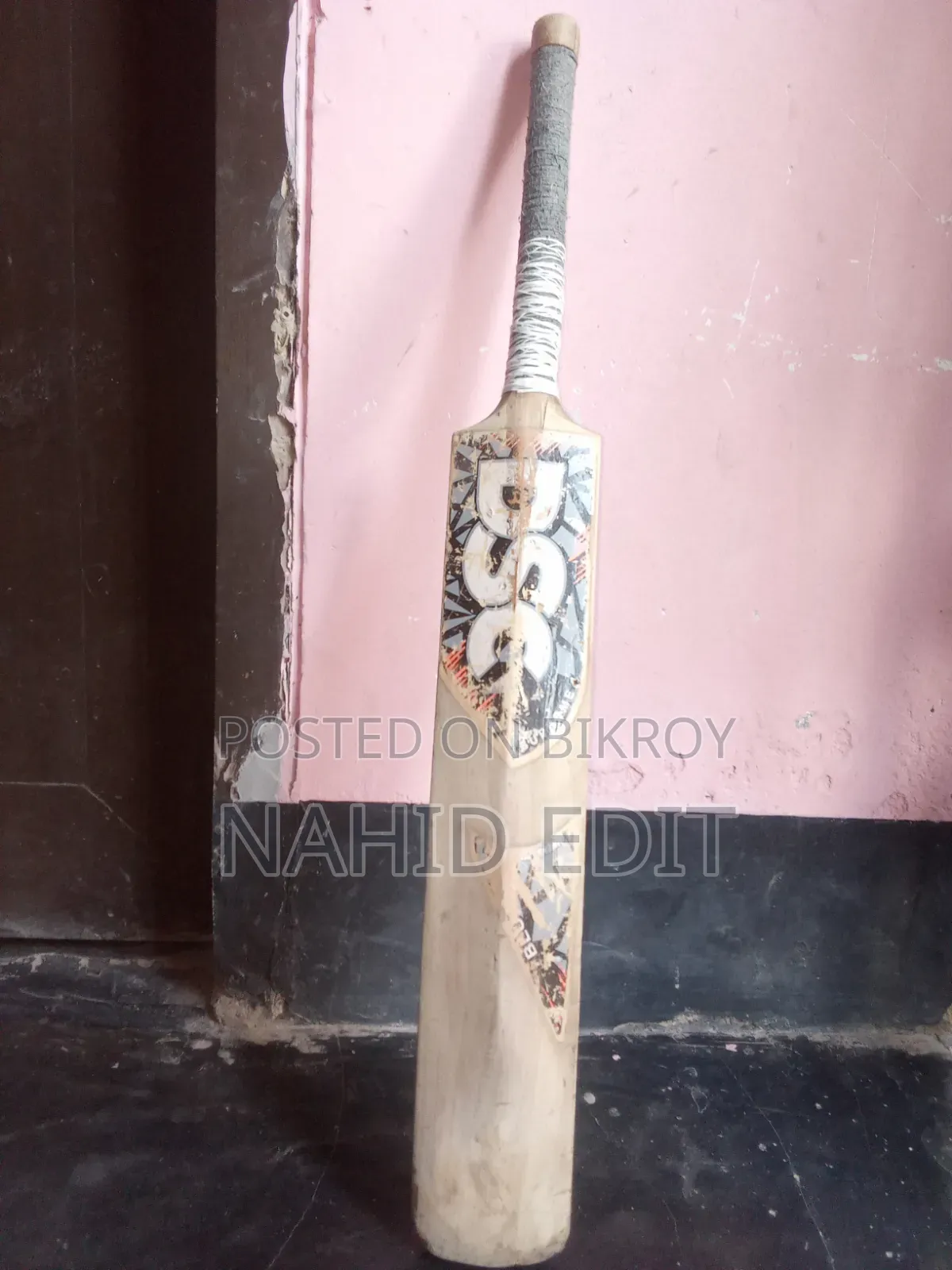 কার্ড ডিউস বল খেলা ব্যাট