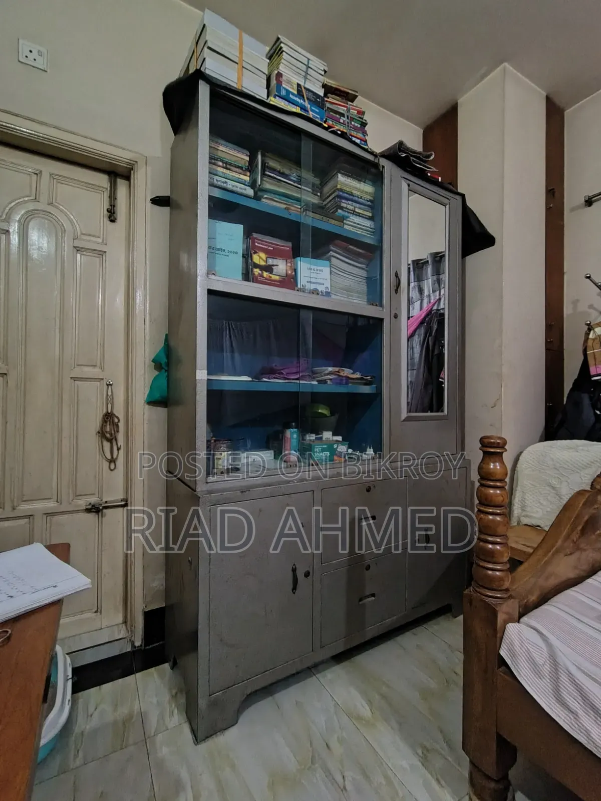 Full SS Metal Wardrobe With Book Shelf..
