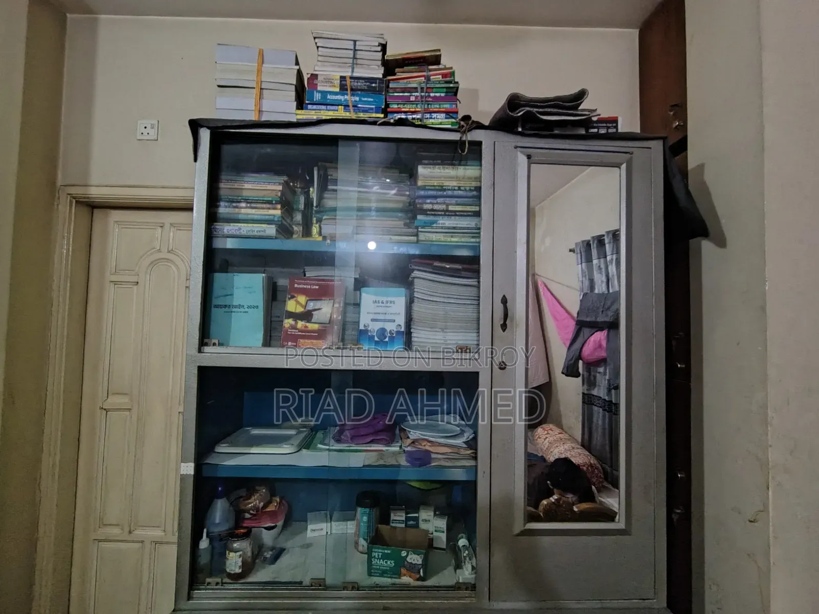 Full SS Metal Wardrobe With Book Shelf..