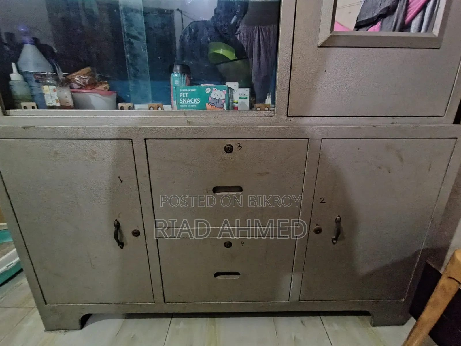 Full SS Metal Wardrobe With Book Shelf..