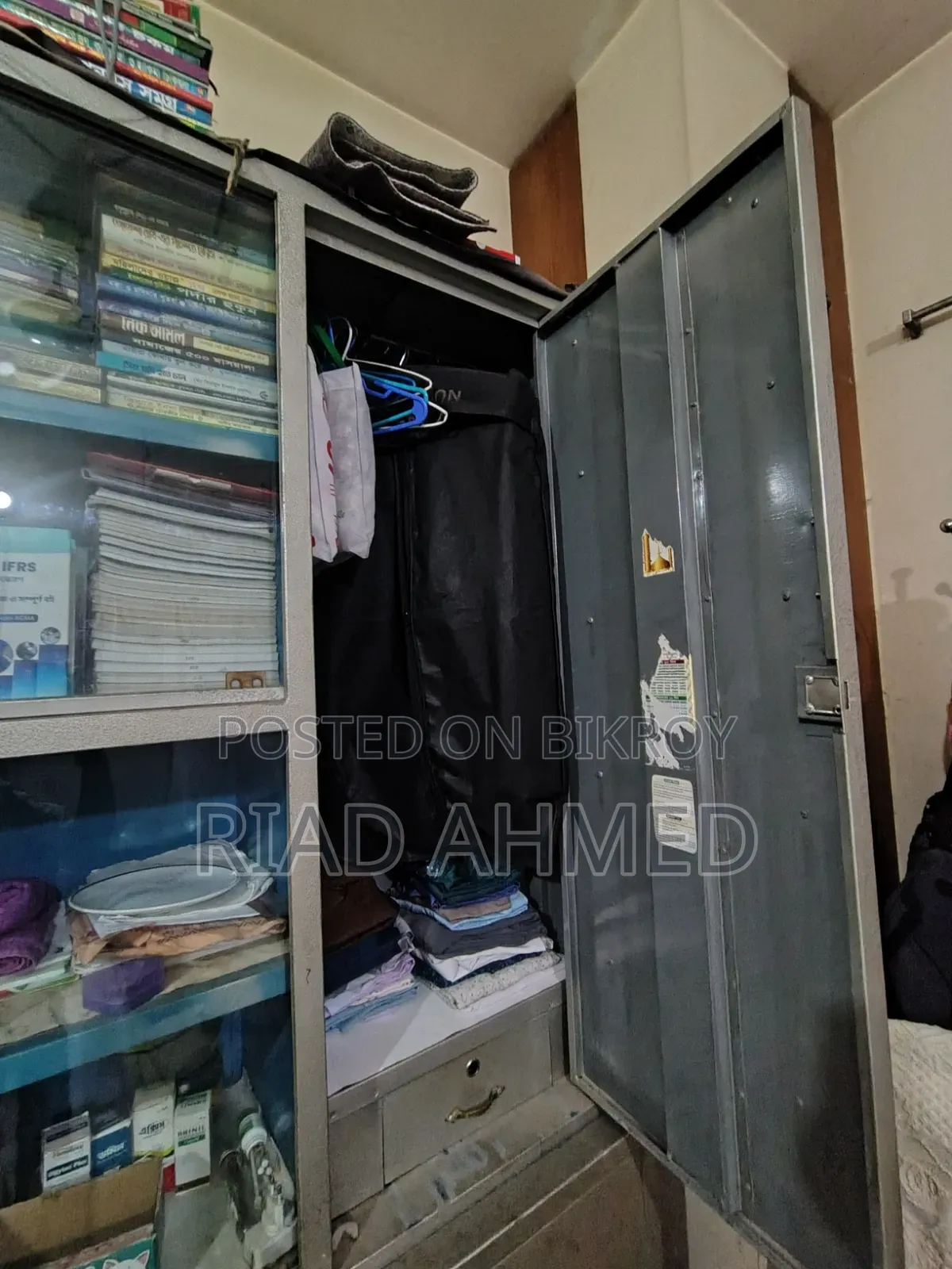 Full SS Metal Wardrobe With Book Shelf..