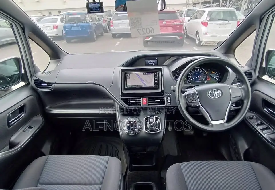 Toyota Noah 1.8 FWD Hybrid (7 seater) 2021 Silver
