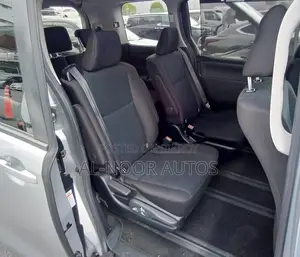 Toyota Noah 1.8 FWD Hybrid (7 seater) 2021 Silver