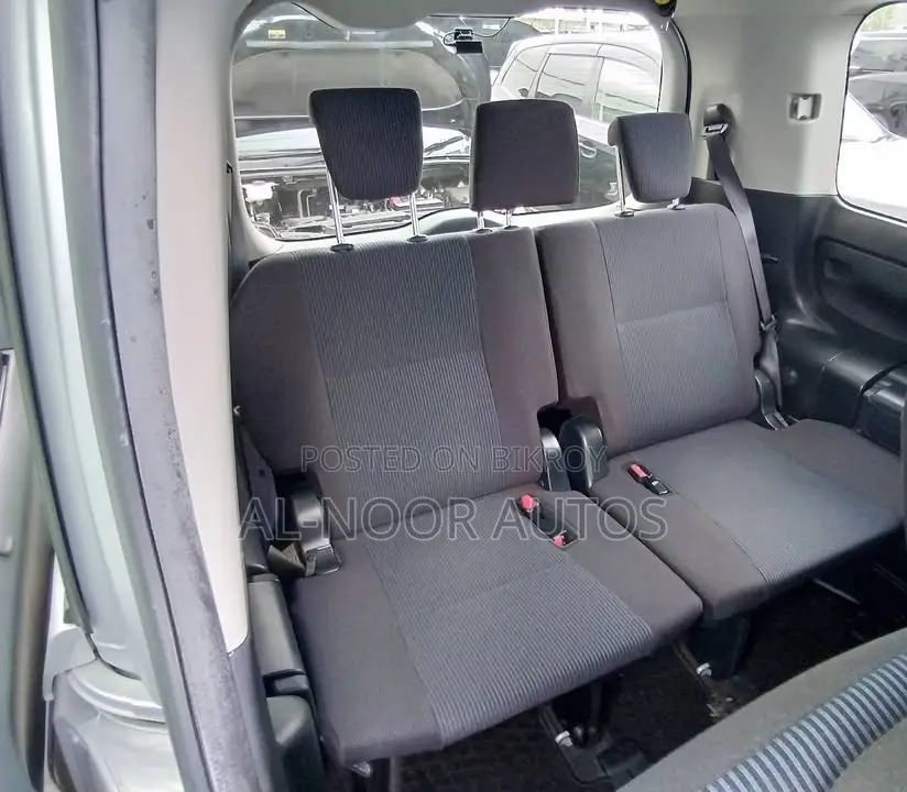 Toyota Noah 1.8 FWD Hybrid (7 seater) 2021 Silver