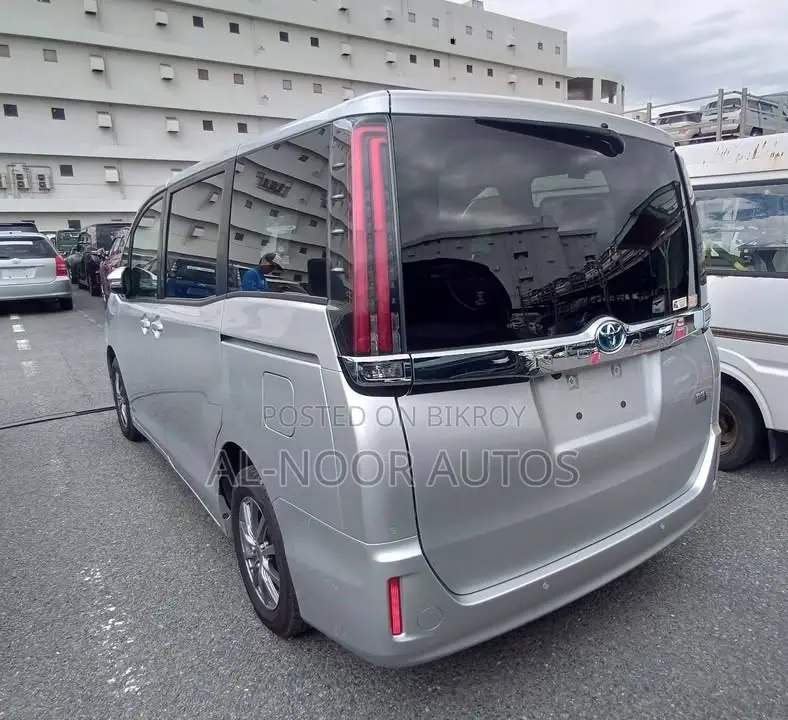 Toyota Noah 1.8 FWD Hybrid (7 seater) 2021 Silver