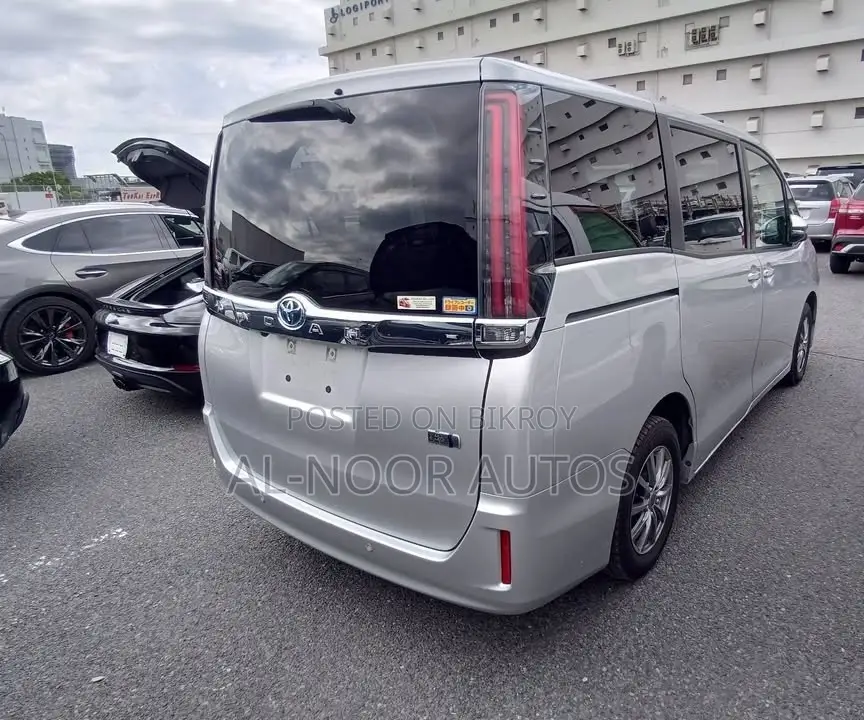 Toyota Noah 1.8 FWD Hybrid (7 seater) 2021 Silver