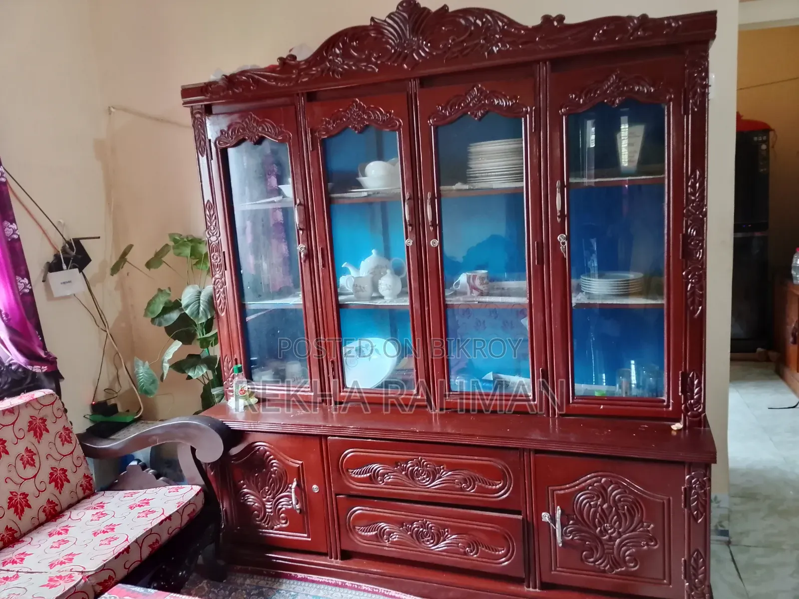 মেহগিনি কাঠের তৈরি শোকেস একদম নতুন