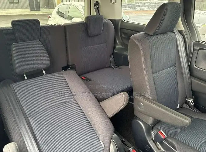 Toyota Noah 1.8 FWD Hybrid (7 seater) 2021 Silver