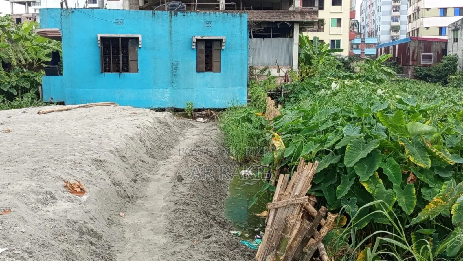 তুষারধারা আবাসিক এলাকায় ২ কাঠা নালা জমির উপরে ১কাঠায় বাড়িসহ বিক্রি।
