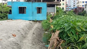 তুষারধারা আবাসিক এলাকায় ২ কাঠা নালা জমির উপরে ১কাঠায় বাড়িসহ বিক্রি।
