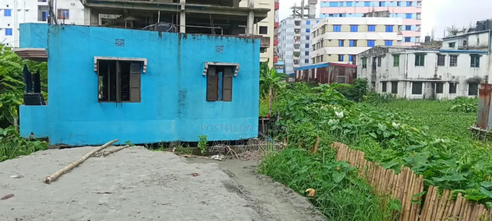 তুষারধারা আবাসিক এলাকায় ২ কাঠা নালা জমির উপরে ১কাঠায় বাড়িসহ বিক্রি।