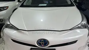 Toyota Prius 4dr Hatchback (1.8L 4cyl gas/electric hybrid CVT) 2016