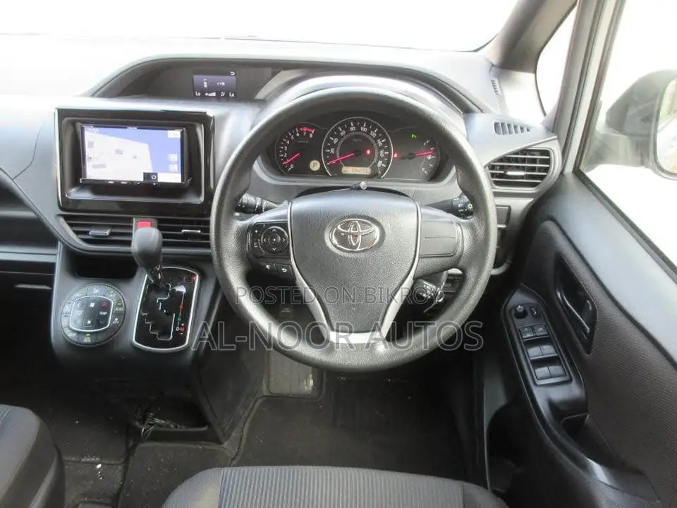 Toyota Noah 2.0 FWD (8 Seater) 2021 Silver