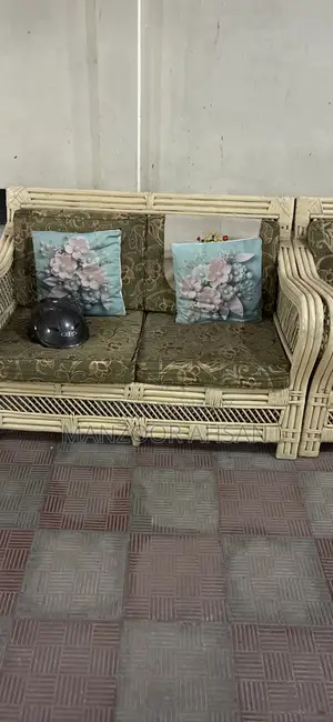 সোফা সেট বিক্রয় হবে । ফোমের গদি ও কুশন সহ ।