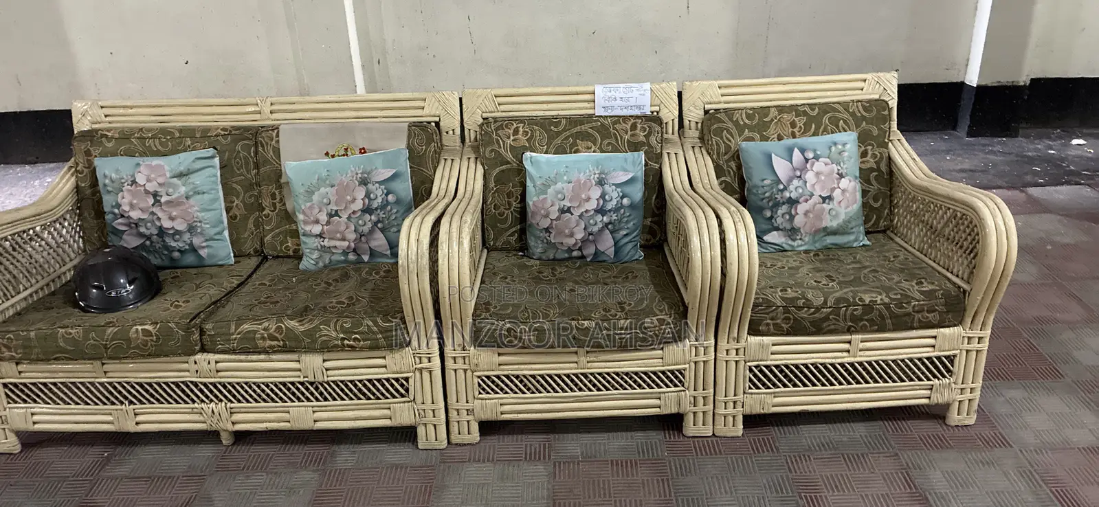 সোফা সেট বিক্রয় হবে । ফোমের গদি ও কুশন সহ ।