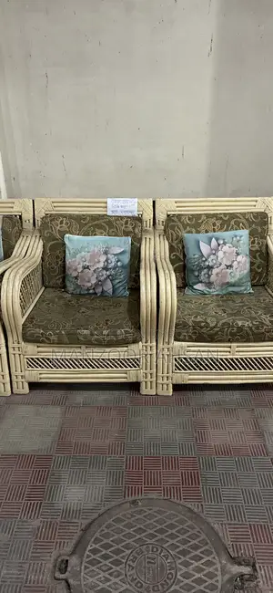 সোফা সেট বিক্রয় হবে । ফোমের গদি ও কুশন সহ ।