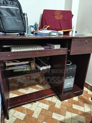 অফিস টেবিল