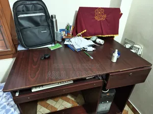অফিস টেবিল