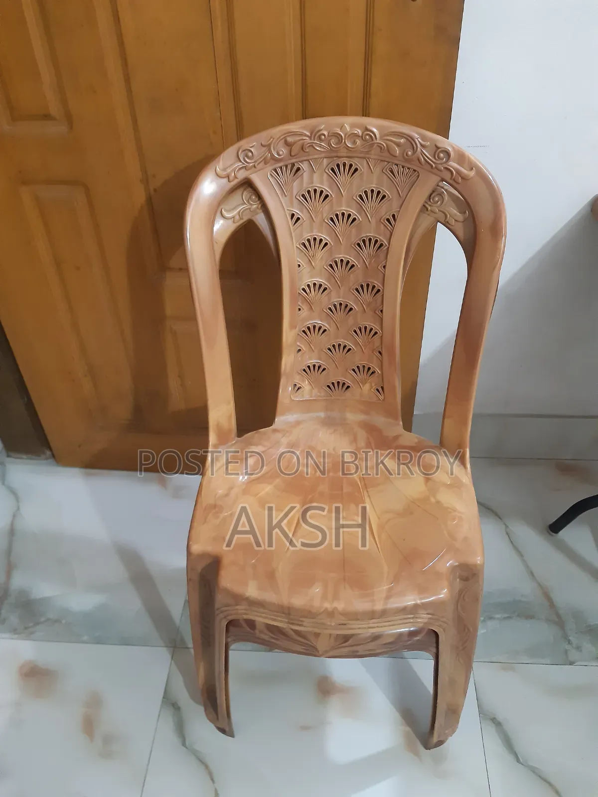 চেয়ার  বিক্রি হবে
