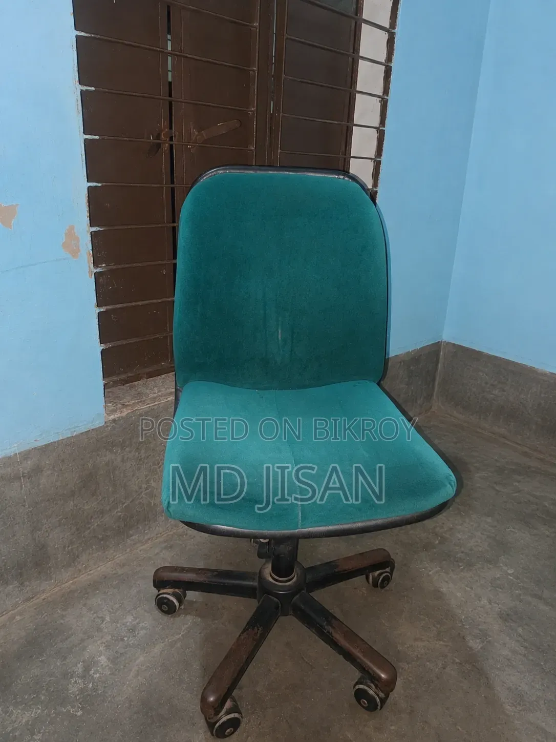 একটি কম্পিউটার টেবিল, এবং একটি চেয়ার 