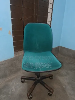 একটি কম্পিউটার টেবিল, এবং একটি চেয়ার 