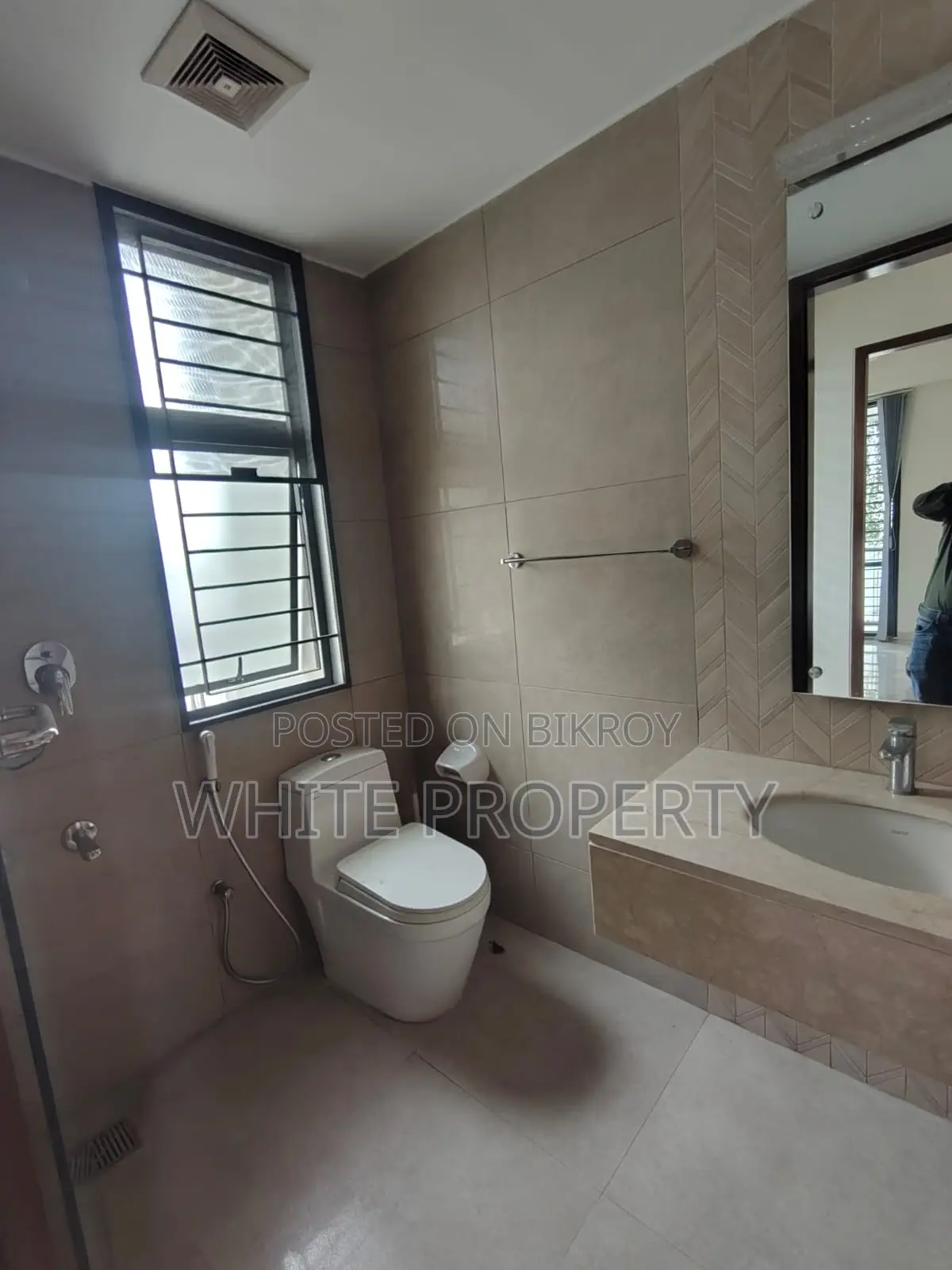 4bdrm Apartment in White Property, Gulshan for rent