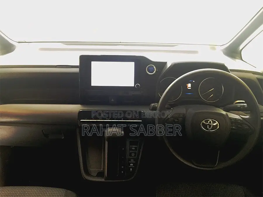 Toyota Noah 2022 Silver