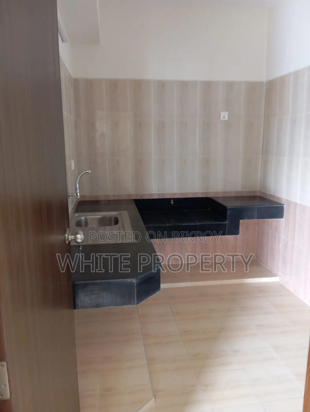 Farmgate, Indira Road: Almost New Apartment for Sale