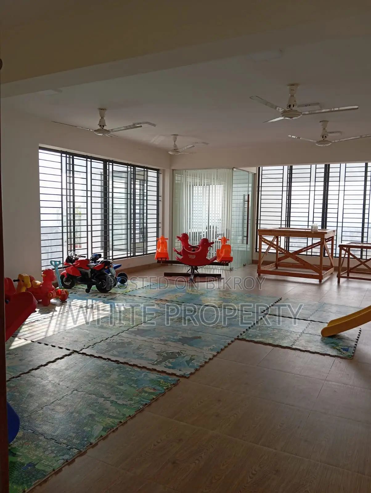 Farmgate, Indira Road: Almost New Apartment for Sale