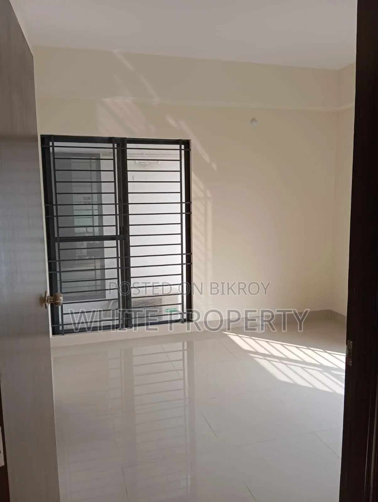 Farmgate, Indira Road: Almost New Apartment for Sale