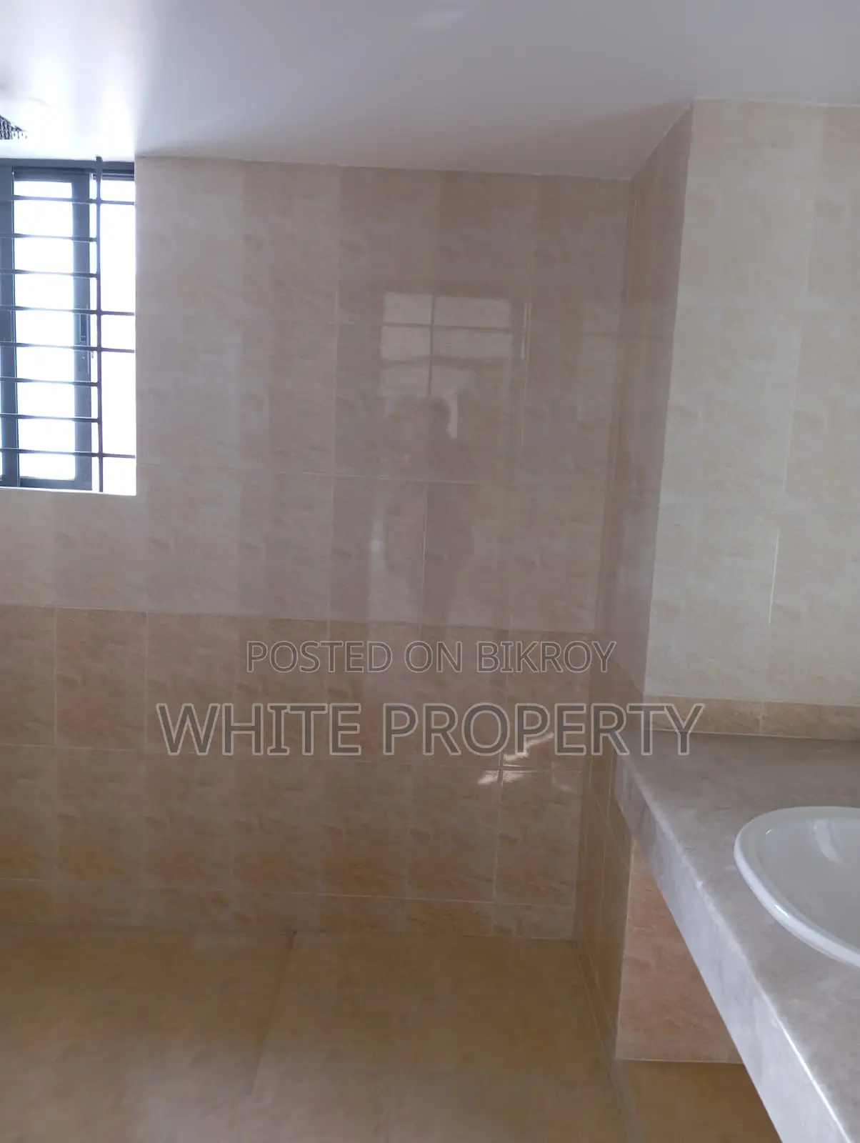 Farmgate, Indira Road: Almost New Apartment for Sale