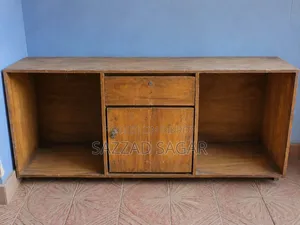 কাঠের টেবিল।
