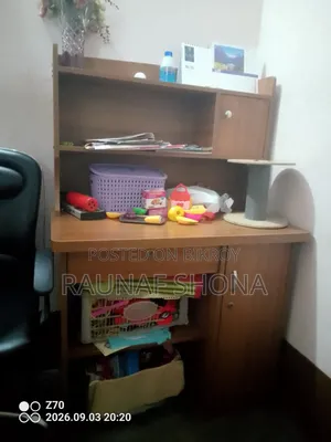 পড়ার টেবিল
