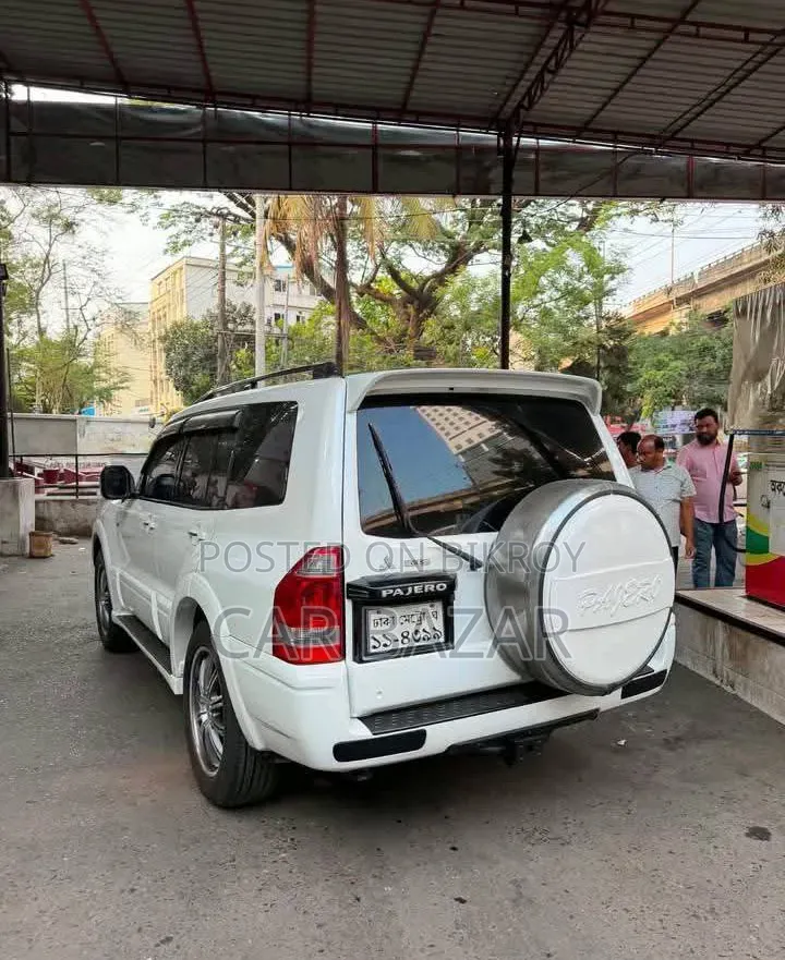 Mitsubishi Pajero Pininfarina 2004 White