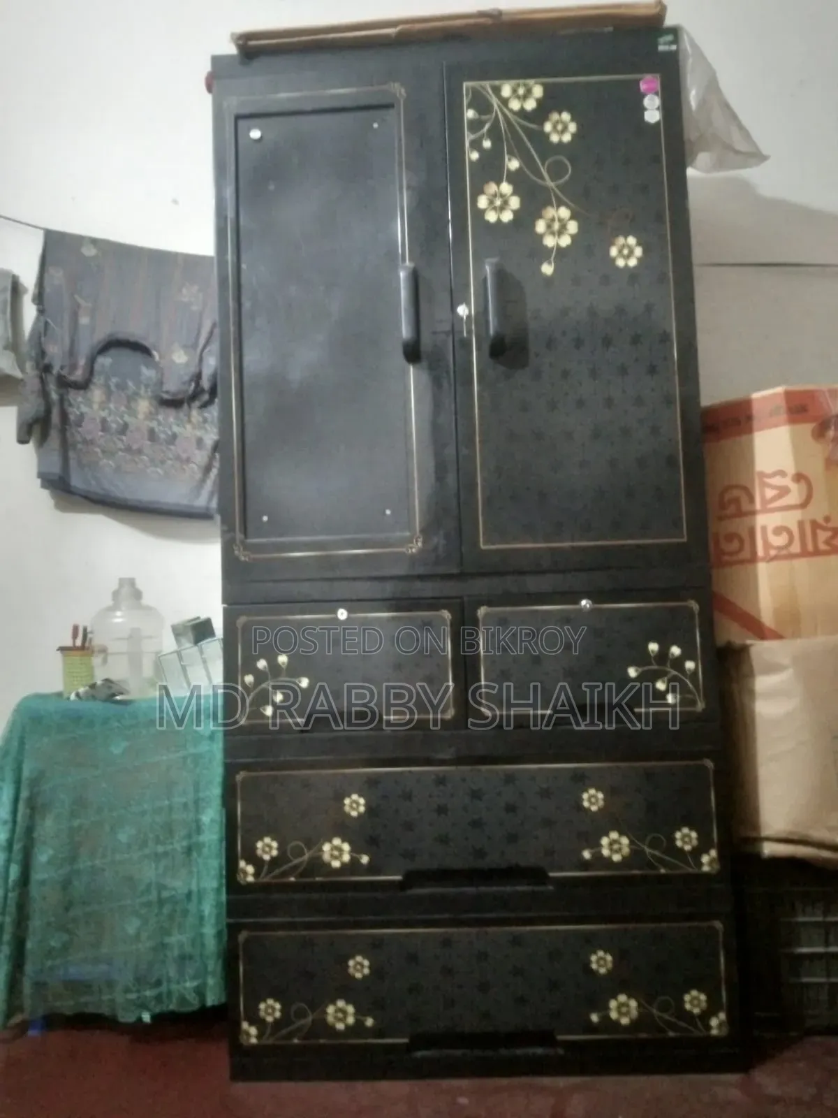 জাজিম ও আলমারি বিক্রয় হয়ে