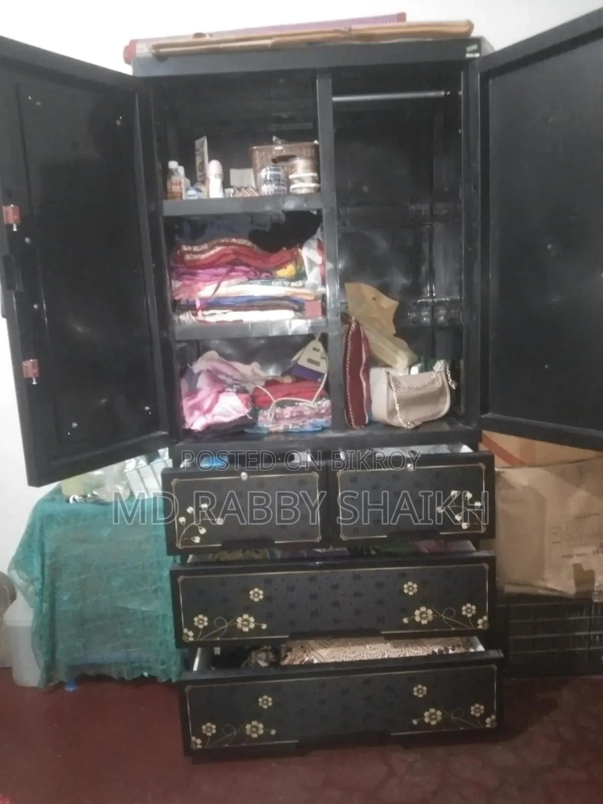 জাজিম ও আলমারি বিক্রয় হয়ে