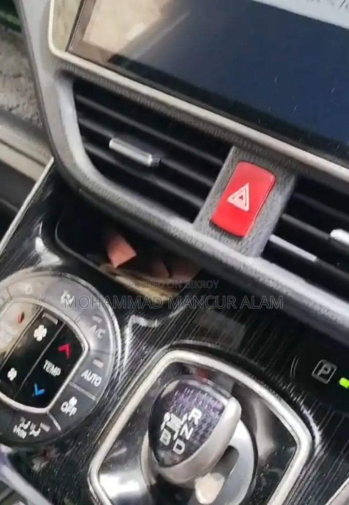 Toyota Esquire 1.8 FWD Hybrid (7 seater) 2019 Pearl