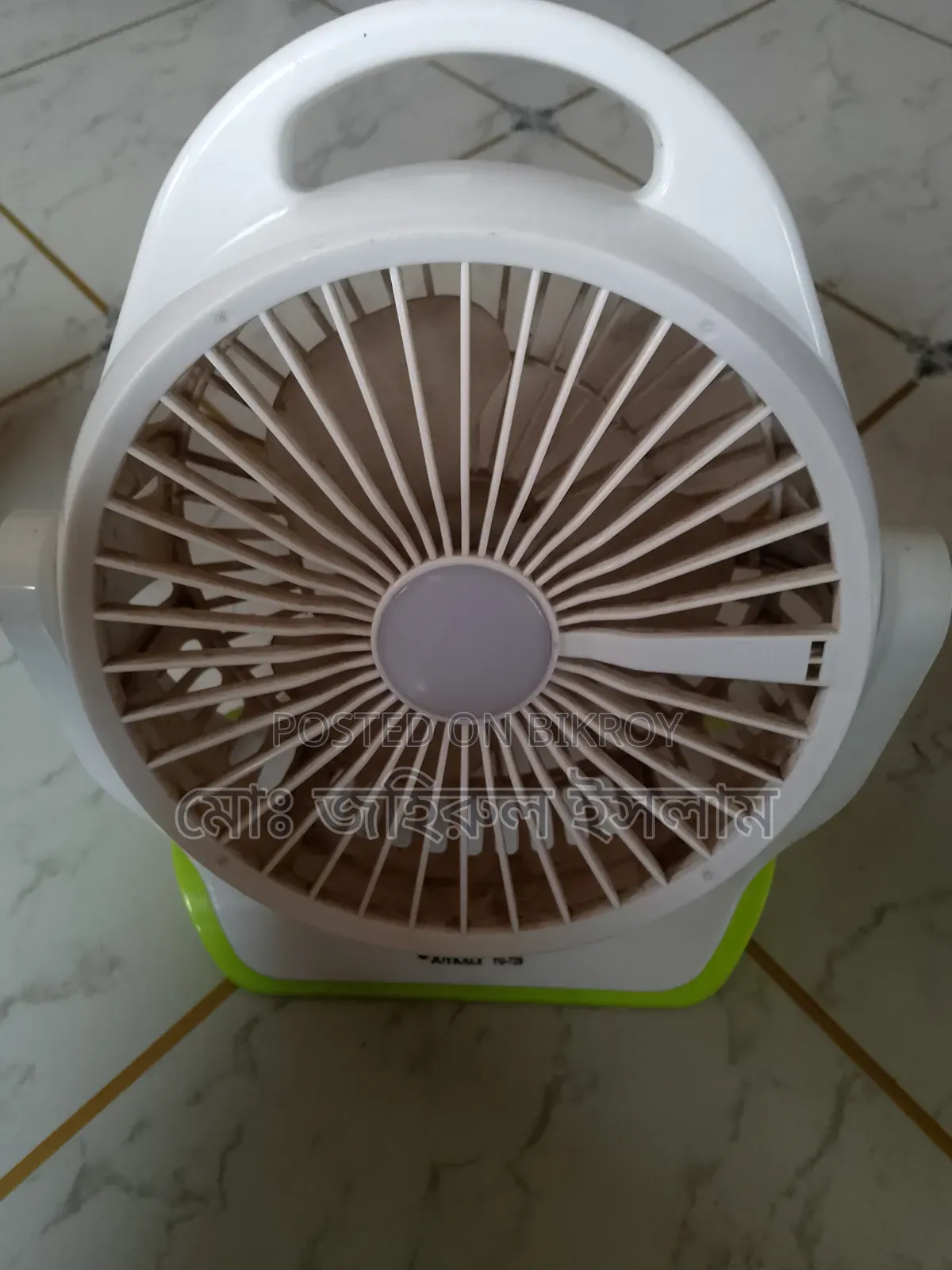 একটি রিচার্জেবল ফ্যান বিক্রি