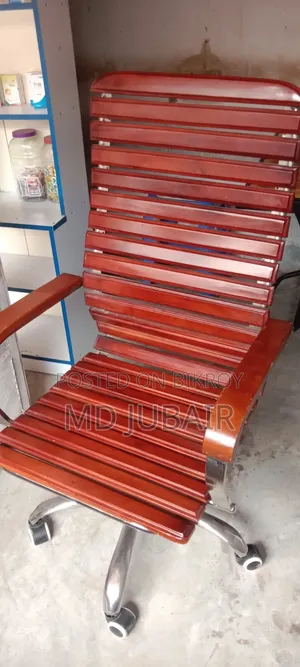 কাঠের চেয়ার