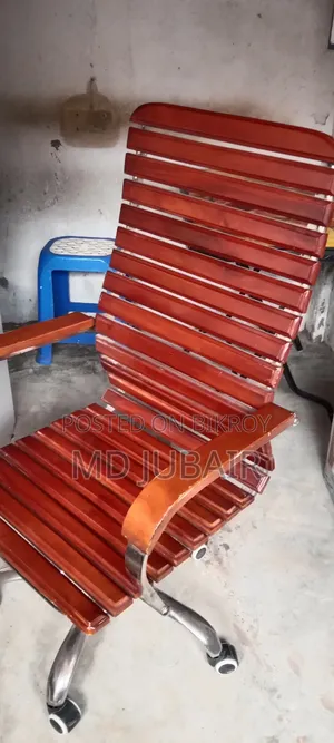 কাঠের চেয়ার