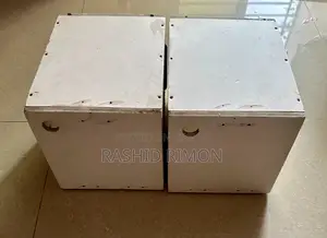 পাখির ব্রিডিং বক্স আর খাবারের বাটি