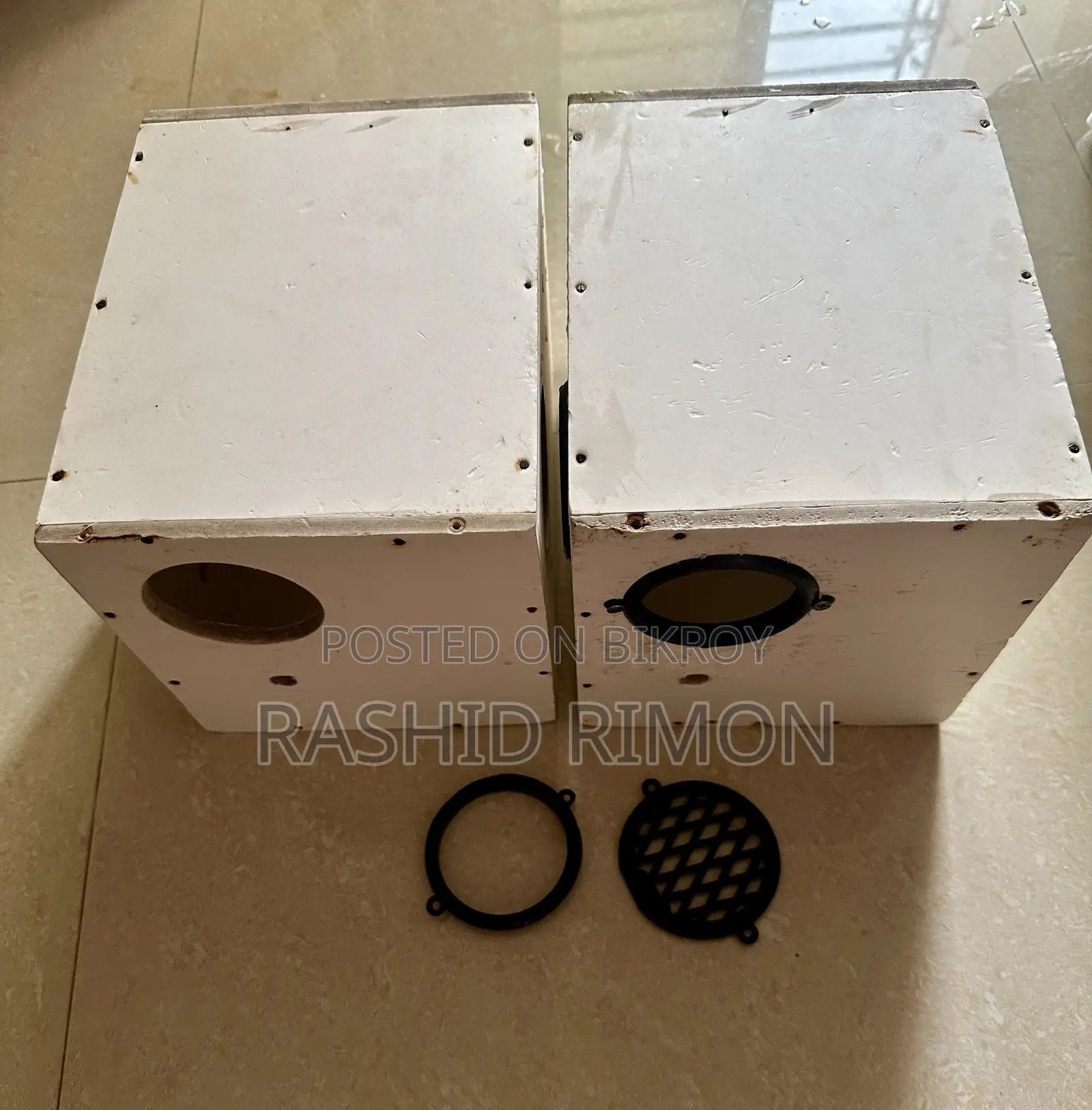 পাখির ব্রিডিং বক্স আর খাবারের বাটি