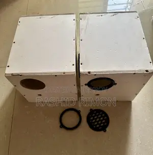 পাখির ব্রিডিং বক্স আর খাবারের বাটি
