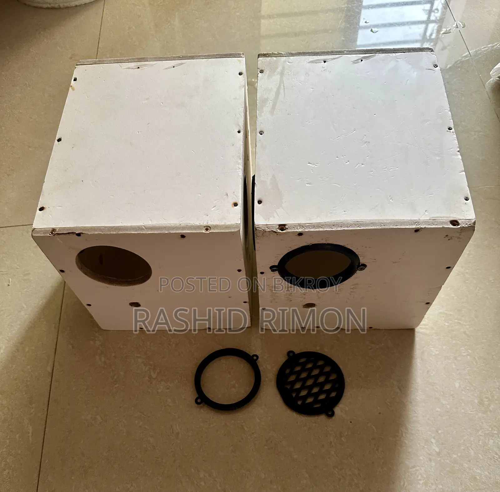 পাখির ব্রিডিং বক্স আর খাবারের বাটি