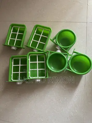 পাখির ব্রিডিং বক্স আর খাবারের বাটি
