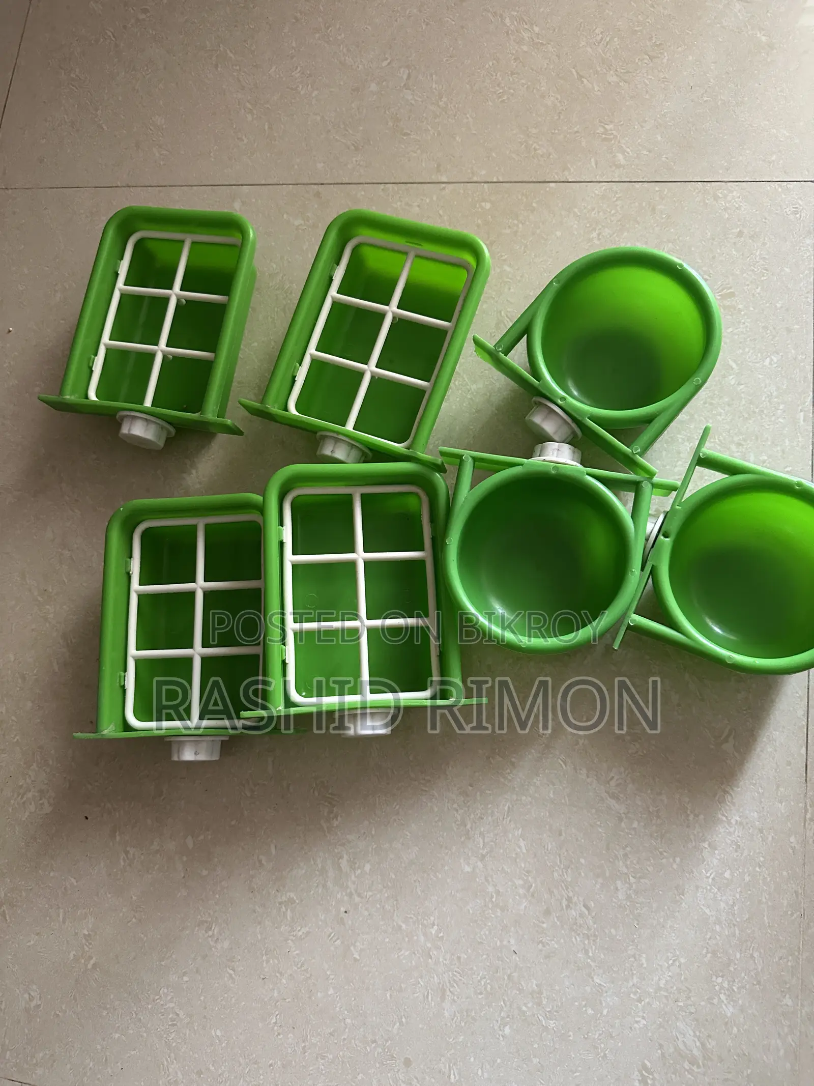 পাখির ব্রিডিং বক্স আর খাবারের বাটি